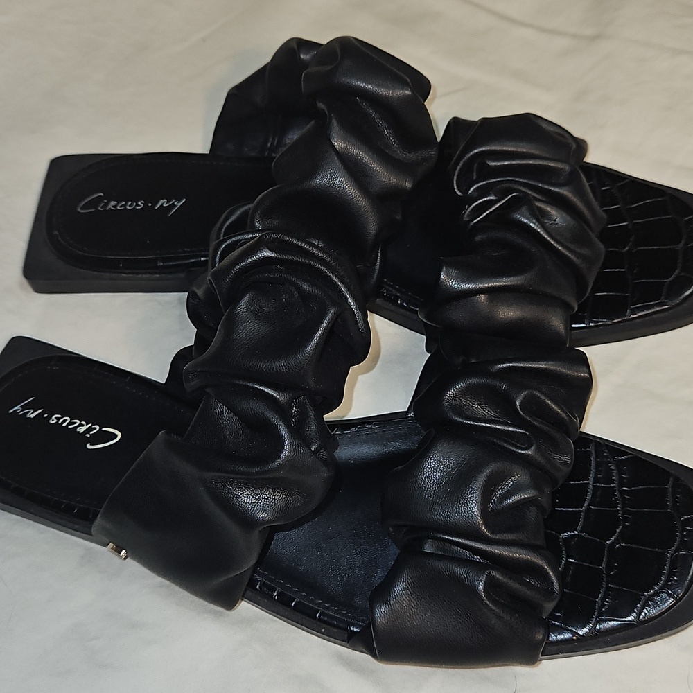 Black Ruffled Women's Sandals Size 9 - Picture 3 of 6